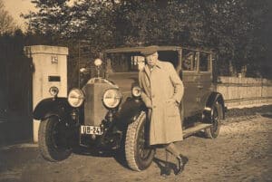 Richard Strauss vor seinem Auto<br>© Foto: ORF/Richard Strauss Archiv Garmisch